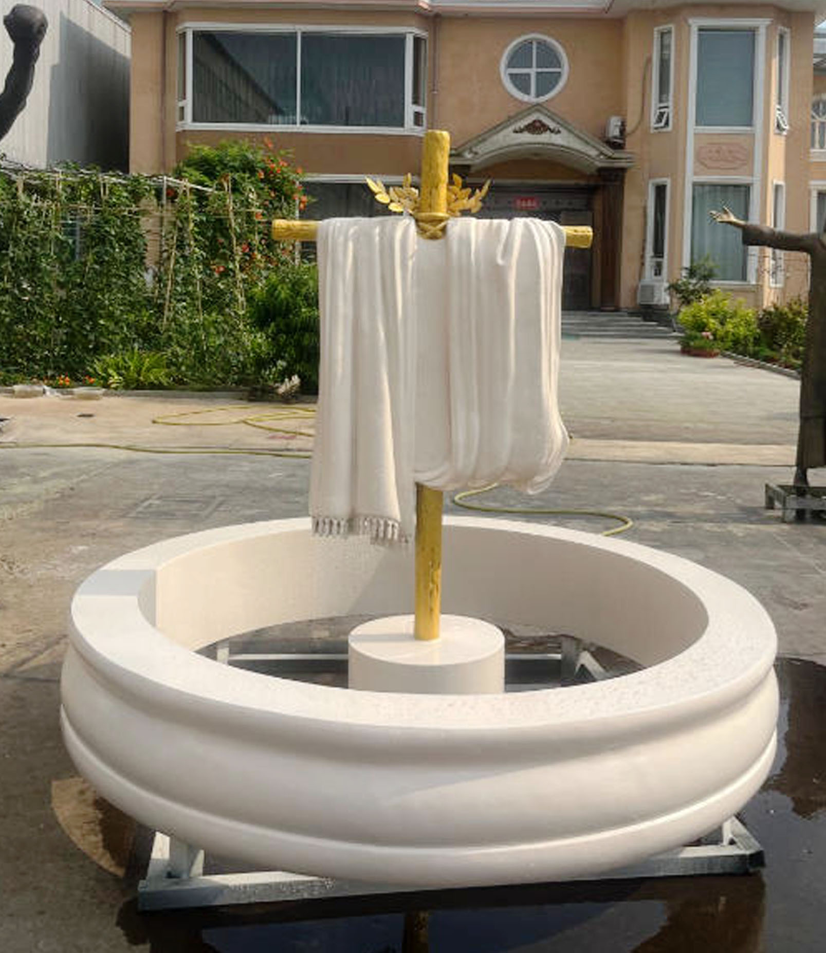 Cross-shaped fountain sculpture